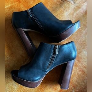 VINCE CAMUTO Kyrie Leather Shooties